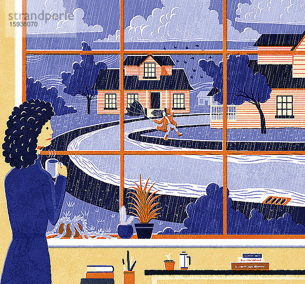 Frau schaut bei stürmischem Wetter aus dem Fenster