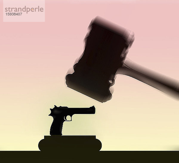 Handfeuerwaffe unter dem Hammer des Richters