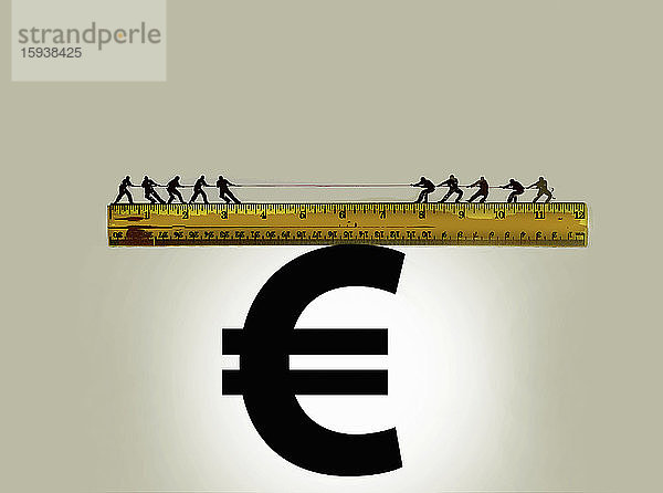 Tauziehen auf einem auf einem Euro-Zeichen balancierten Lineal