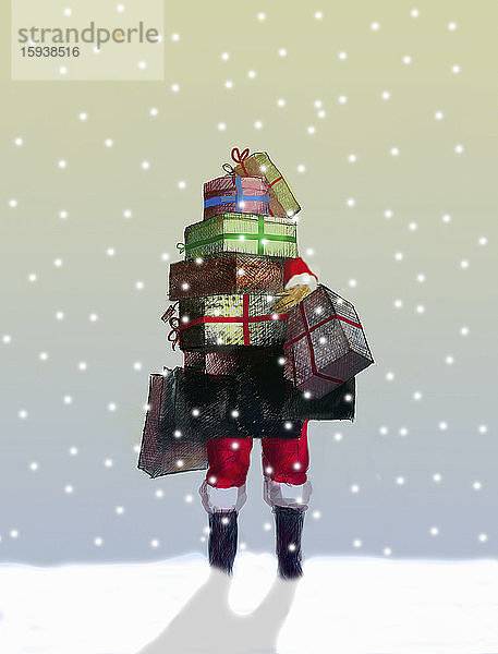 Weihnachtsmann mit einem Stapel Geschenke