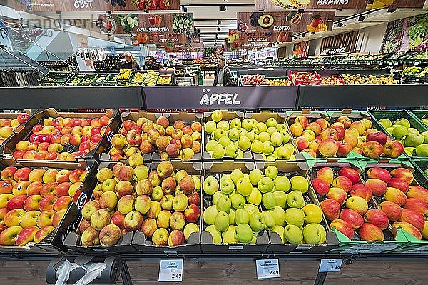 Abteilung mit Obst und Gemüse  Supermarkt  Bayern  Deutschland  Europa