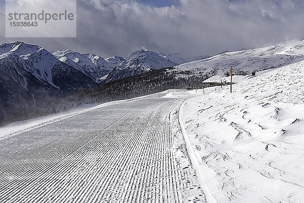 Frisch gewalzte Skipiste am Bergrestaurant Ausserschwemmalm  aufziehende Wolken  Skigebiet Schwemmalm  Ulten  Ultental  Südtirol  Italien  Europa