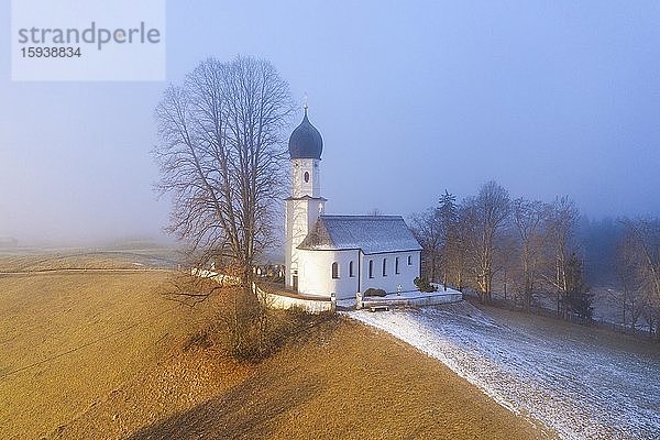 Kirche Maria Heimsuchung in Nebel  Oberbuchen bei Bad Heilbrunn  Drohnenaufnahme  Oberbayern  Bayern  Deutschland  Europa