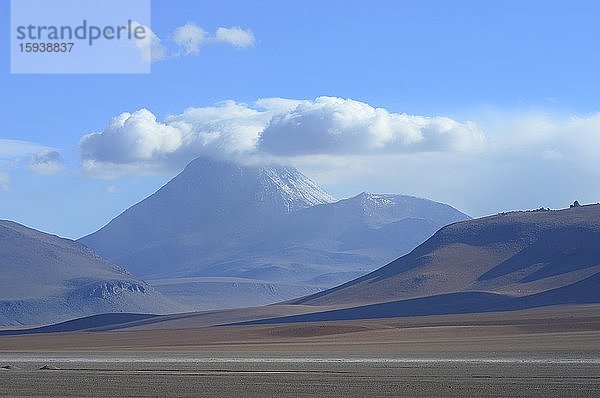 Gipfel des Vulkans Lanin  verhüllt in Wolken  Altiplano  Paso de Jama  Region Antofagasta  Chile  Südamerika
