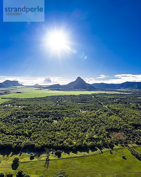 Luftaufnahme  Blick aufr Berg Trois Mamelles  Mauritius  Afrika