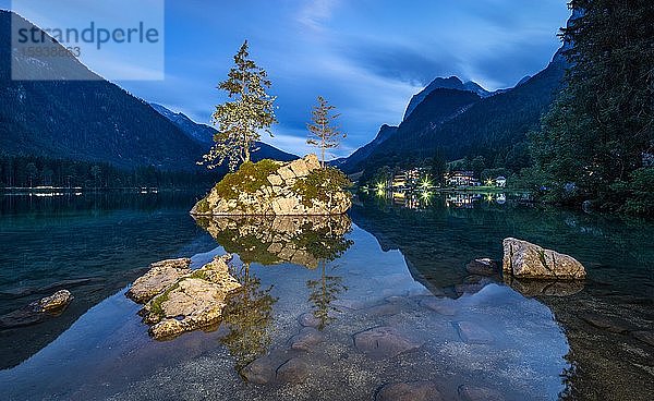 Hintersee in der Abenddämmerung  Felsen mit Lampe beleuchtet  Ramsau  Berchtesgadener Land  Nationalpark Berchtesgaden  Oberbayern  Deutschland  Europa