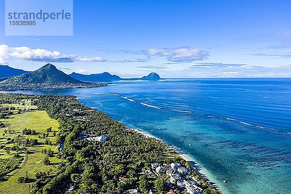 Luftaufnahme  Küstenlinie mit Luxushotel und Palmen  hinten der Berg Tourelle du Tamarin  Flic en Flac  Mauritius  Afrika