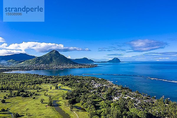 Luftaufnahme  Küstenlinie  hinten der Berg Tourelle du Tamarin  Flic en Flac  Mauritius  Afrika