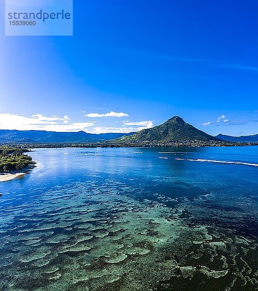 Luftaufnahme  Küste mit klarem Wasser  hinten der Berg Tourelle du Tamarin  Flic en Flac  Mauritius  Afrika