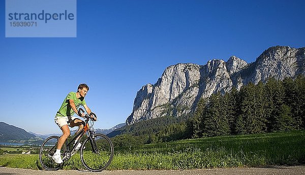 Radfahrer auf Radtour mit Mountainbike  hinten Drachenwand  Mondsee  Salzkammergut  Oberösterreich  Österreich  Europa