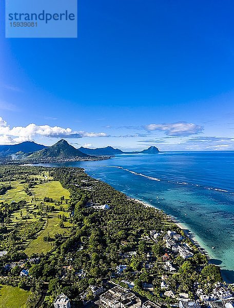 Luftaufnahme  Küstenlinie mit Luxushotel und Palmen  hinten der Berg Tourelle du Tamarin  Flic en Flac  Mauritius  Afrika