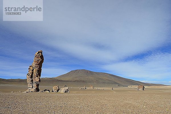 Felsnadel der Monjes de la Pacana im Altiplano  Paso de Jama  Region Antofagasta  Chile  Südamerika