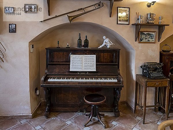Altes Klavier als Dekoration im Kaffeehaus  Mikulov  Breclav  Region Südmähren  Tschechien  Europa