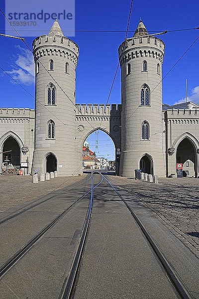 Blick auf das Nauener Tor in der Innenstadt  Potsdam  Brandenburg  Deutschland  Europa