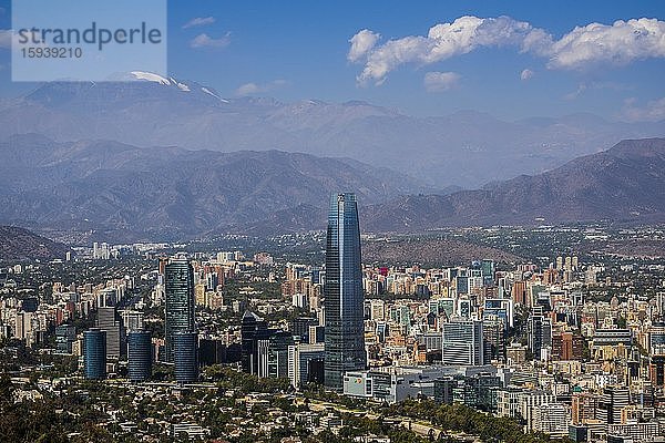 Blick über Santiago de Chile mit Costanera Center Tower vom Aussichtspunkt Cerro San Cristóbal  Región Metropolitana  Chile  Südamerika