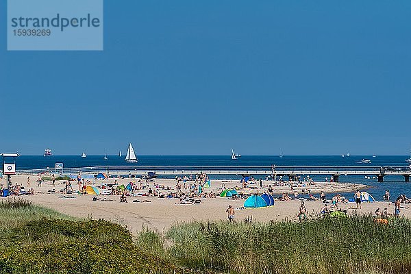 Viele Badegäste am Falkensteiner Strand  Kieler Förde  Kiel  Schleswig-Holstein  Deutschland  Europa