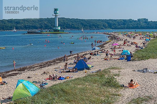Viele Badegäste am Falkensteiner Strand  Leuchtturm Friedrichsort  Kieler Förde  Kiel  Schleswig- Holstein  Deutschland  Europa