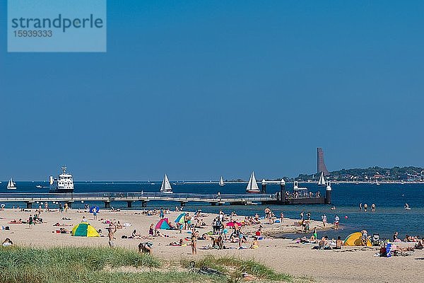 Viele Badegäste am Falkensteiner Strand  Kieler Förde  Kiel  Schleswig-Holstein  Deutschland  Europa