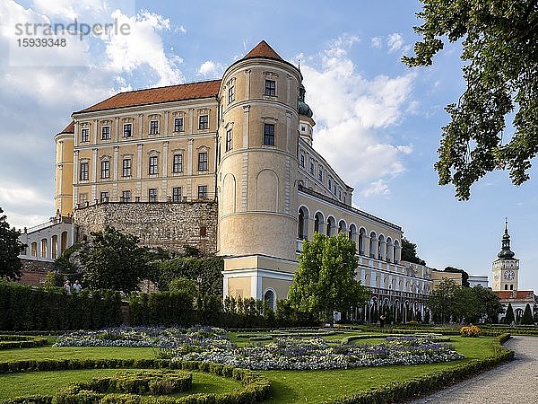 Schloss Mikulov oder Nikolsburg mit Schlosspark  Mikulov  Okres B?eclav  Tschechien  Europa