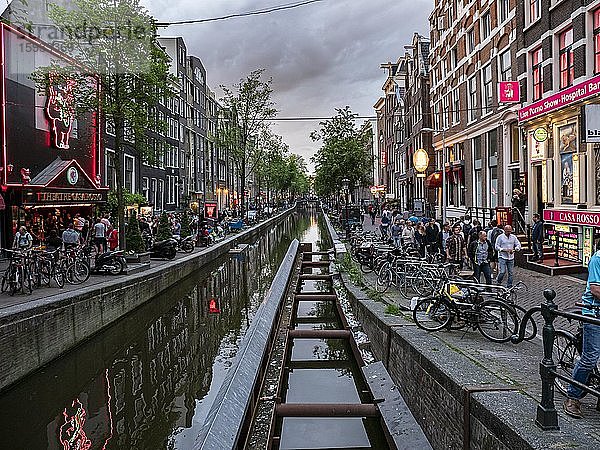 Viele Touristen besuchen am Abend das berühmte rote Viertel  Amsterdam  Nordholland  Niederlande  Europa