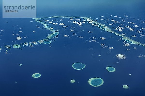Kleine Ringriffe  Reste versunkener Inseln  östlicher Ausläufer des Vaavu Atoll oder Felidhu Atoll  Indischer Ozean  Malediven  Asien