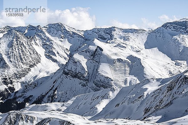 Schneebedeckte Bergketten  Blick von der Geierspitze  Lawinenverbauung am Schmittenberg  Wattentaler Lizum  Tuxer Alpen  Tirol  Österreich  Europa