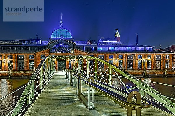 Brücke über die Elbe  Veranstaltungszentrum  ehemalige Fischauktionshalle  beleuchtet  Nachtaufnahme  Altona  Hamburg  Deutschland  Europa