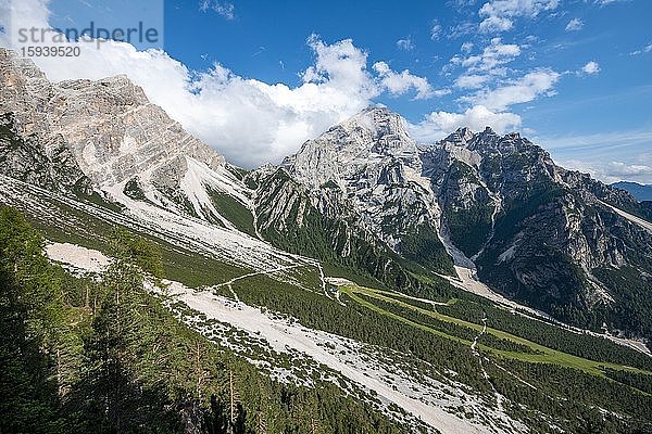 Ausblick auf Berggipfel Cima Scooter und Cima Salvella  Aufstieg zum Rifugio San Marco  San Vito di Cadore  Belluno  Italien  Europa