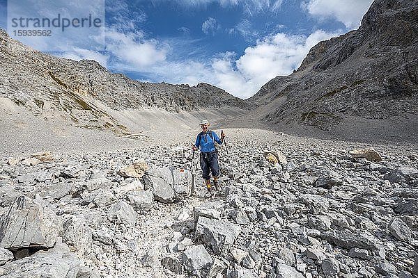 Wanderer beim Abstieg durch das Schlauchkar von der Birkkarspitze  Vomper-Kette  Karwendel  Tirol  Österreich  Europa