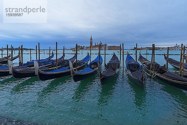 Venezianische Gondeln mit Ausblick auf die Insel San Giorgio Maggiore  Venedig  Venetien  Italien  Europa