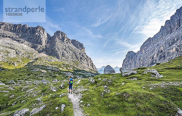Wanderer  Bergsteiger auf einem Wanderweg zwischen felsigem Gebirge  Sorapiss Umrundung  Dolomiten  Belluno  Italien  Europa