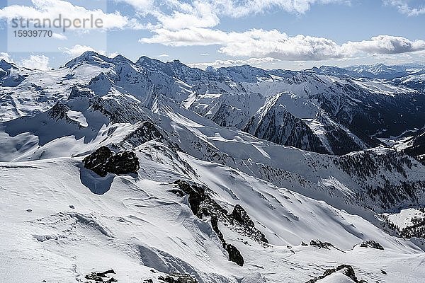 Schneebedeckte Bergketten  Panoramablick von der Geierspitze  links Olperer  Wattentaler Lizum  Tuxer Alpen  Tirol  Österreich  Europa