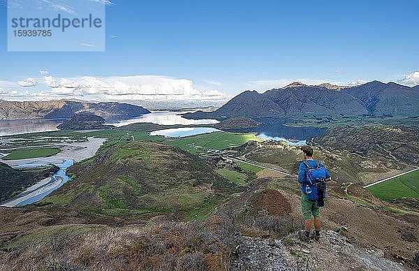 Wanderer auf dem Wanderweg zu Rocky Peak  Blick auf Wanaka See und Berge  Glendhu Bay  Otago  Südinsel  Neuseeland  Ozeanien