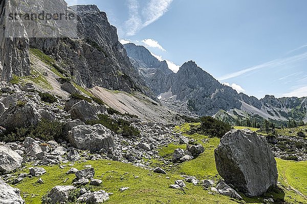 Wanderweg von der Adamekhütte zur Hofpürglhütte  Bergkamm  Dachsteingebirge  Salzkammergut  Oberösterreich  Österreich  Europa