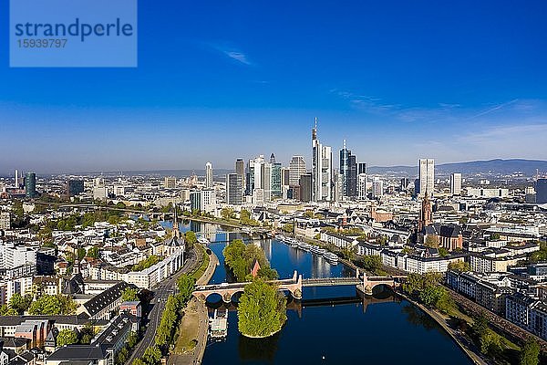 Luftbild  Frankfurt  Skyline  mit Wolkenkratzern  Frankfurt am Main  Hessen  Deutschland  Europa