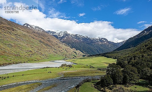 Matukituki Fluss  schneebedeckte Berge  Matukituki Tal  Mount Aspiring National Park  Otago  Südinsel  Neuseeland  Ozeanien