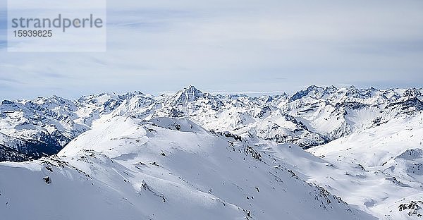 Bergpanorama  unberührte schneebedeckte Berge  Wattentaler Lizum  Tuxer Alpen  Tirol  Österreich  Europa