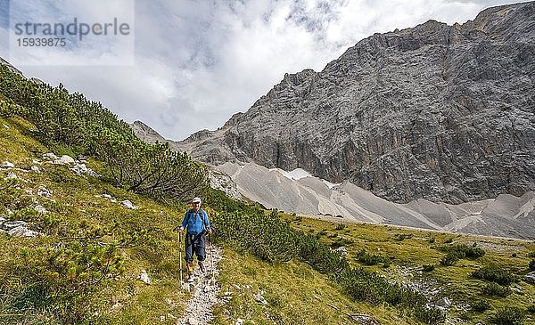 Bergsteiger  Wanderer beim Abstieg von der Birkkarspitze  Hinterautal-Vomper-Kette  Karwendel  Tirol  Österreich  Europa