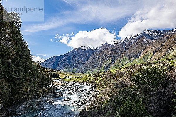 Rob Roy Stream und schneebedeckte Berge  Mount Aspiring National Park  Otago  Südinsel  Neuseeland  Ozeanien