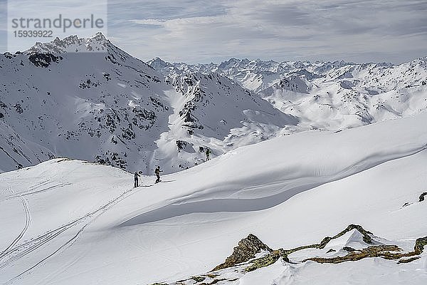 Skitourengeher  links Tarntaler Köpfe  Wattentaler Lizum  Tuxer Alpen  Tirol  Österreich  Europa