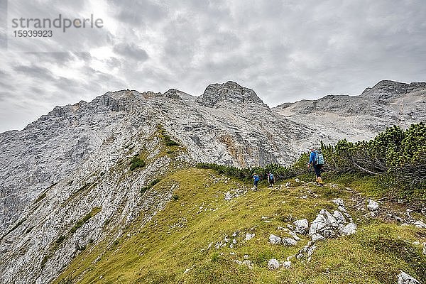 Bergsteiger  Wanderer an der Nördlichen Ödkarscharte  Aufstieg zu den Ödkarspitzen über den Brendelsteig  Hinterautal-Vomper-Kette  Karwendel  Tirol  Österreich  Europa