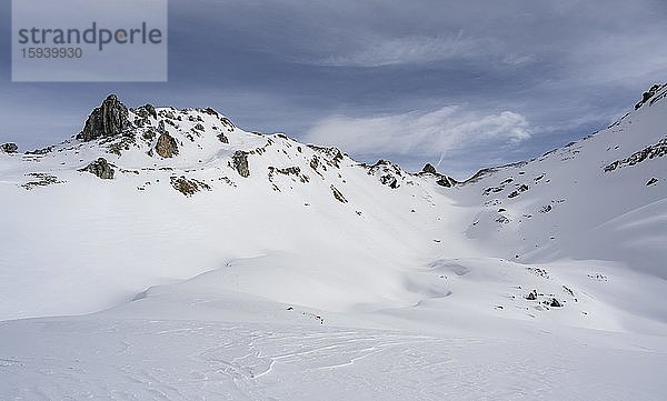 Unberührte schneebedeckte Berge  Wattentaler Lizum  Tuxer Alpen  Tirol  Österreich  Europa