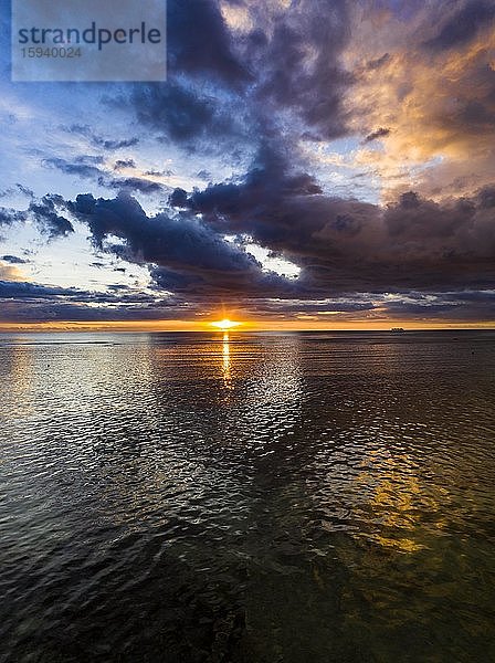 Luftaufnahme  Sonnenuntergang mit Gewitterwolken über dem Meer  Küste von Flic en Flac  Mauritius  Afrika