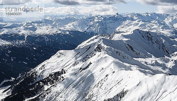 Schneebedeckte Bergketten  Panoramablick von der Geierspitze  Wattentaler Lizum  Tuxer Alpen  Tirol  Österreich  Europa