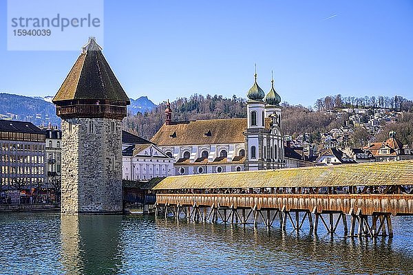 Blick über den Fluss Reuss zur Kapellbrücke  Wasserturm und Jesuitenkirche  Altstadt  Luzern  Schweiz  Europa