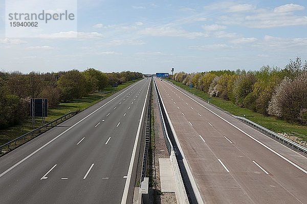 Leere Autobahn A14  Ausgangssperre wegen Corona  nahe Schkeuditz  Leipzig  Sachsen  Deutschland  Europa