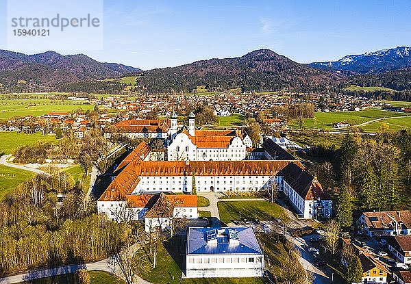 Kloster Benediktbeuern und Dorf Benediktbeuern  Tölzer Land  Drohnenaufnahme  Alpenvorland  Oberbayern  Bayern  Deutschland  Europa