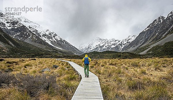 Wanderer auf Wanderweg im Hooker Valley mit Mount Cook  Mount-Cook-Nationalpark  Südalpen  Hooker Valley  Canterbury  Südinsel  Neuseeland  Ozeanien