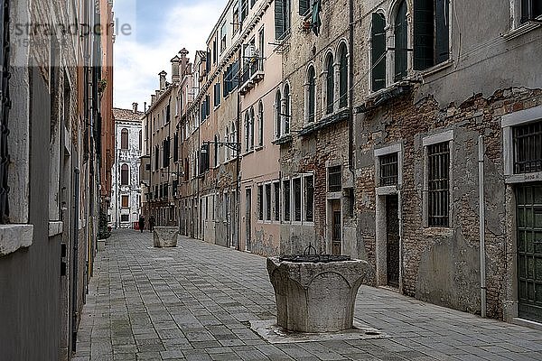Alte Brunnen in einer kleinen Gasse  Venedig  Venetien  Italien  Europa