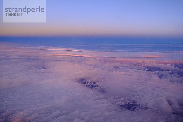 Wolkendecke bei Sonnenaufgang aus Flugzeug gesehen  Frankreich  Europa